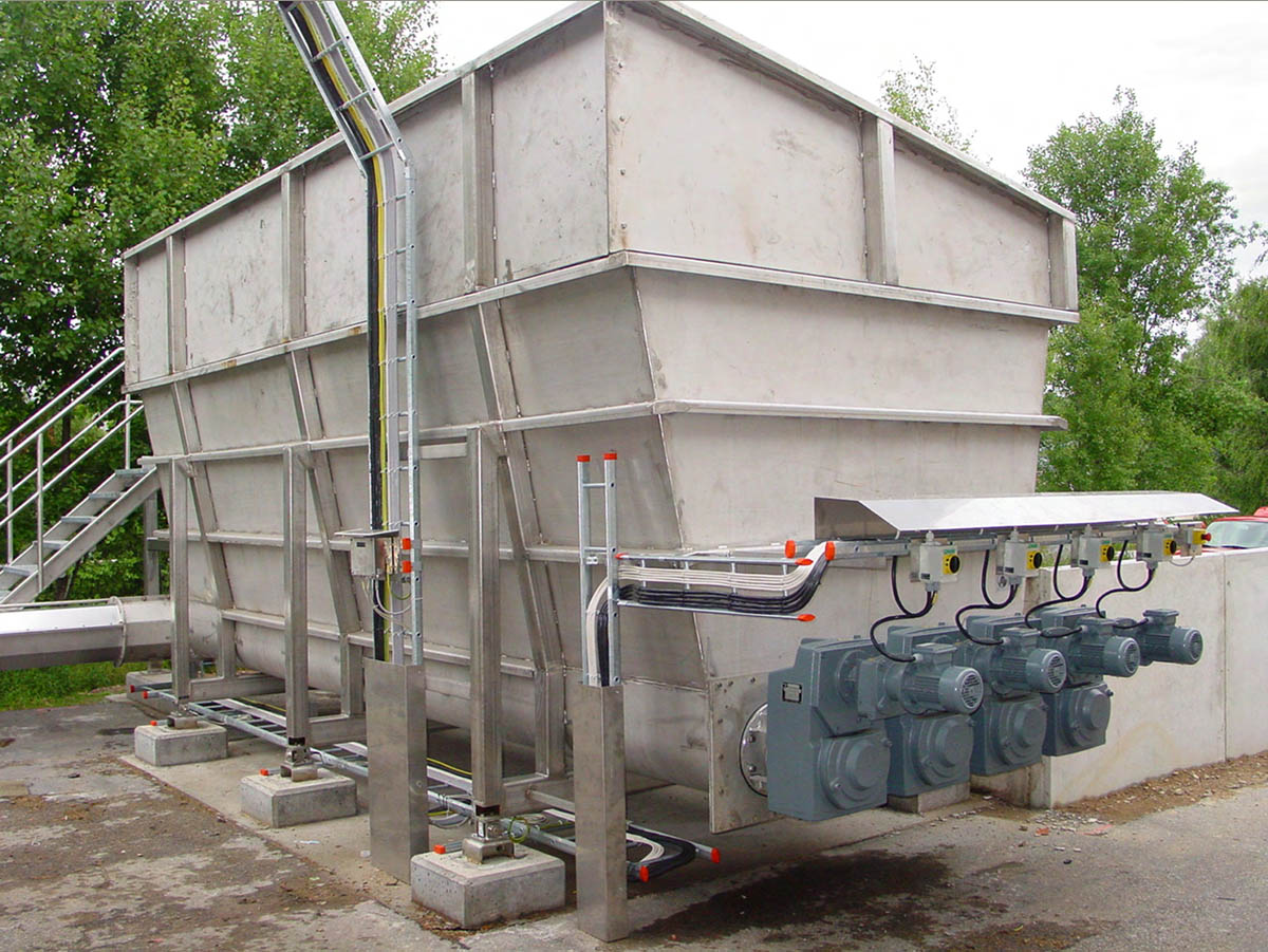 Zalogovnik s transportnim sistemom